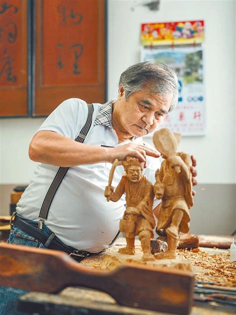 台灣木雕大師排名|國家工藝成就獎得主出爐 鹿港出身木雕大師李秉圭執。